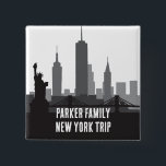 Aangepaste New York Trip Skyline Vrijheidsbeeld Vierkante Button 5,1 Cm<br><div class="desc">Pas deze chique New York City vakantie knoppen voor uw familie reis naar de grote appel. Deze moderne aandenken is voorzien van een grote zwart-wit tekening van de skyline van Manhattan en het Vrijheidsbeeld boven uw persoonlijke tekst. Leuke wolkenkrabbers souvenir voor uw reis.</div>