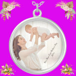Aangepaste nieuwe mama en nieuwe baby foto eerste  zilver vergulden ketting<br><div class="desc">Aangepast nieuw mam & nieuwe baby Foto Eerste Moederdag Silver Plated Ketting Dit is het perfecte gepersonaliseerde nieuwe moeder en de nieuwe baby foto zilver, met rond geplaatste ketting geschenken voor de eerste moederdag. Dit is het geweldige geschenk voor nieuwe moeder en nieuwe geboren baby foto voor elke baby en...</div>