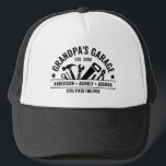 Aangepaste opa Garage Funny Mechanic Opa Trucker Pet<br><div class="desc">Aangepaste opa's Garage Trucker Hat met Kinder 'namen en jaar! Perfect voor de handige grootvader die alles oplost. Een leuk,  gepersonaliseerd cadeau voor Vaderdag,  verjaardagen,  een cadeau voor opa of je favoriete DIY-legende.</div>