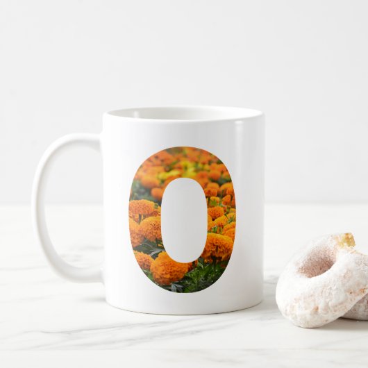 Aangepaste oranje Bloemen O Initiaal en Naam Mok (Met donut)
