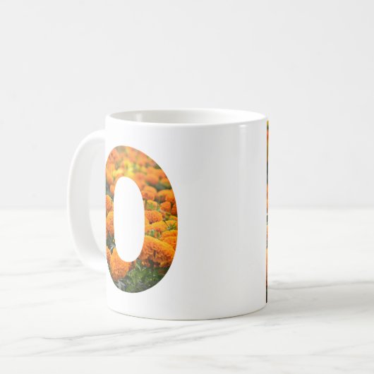 Aangepaste oranje Bloemen O Initiaal en Naam Mok (Voorkant links)