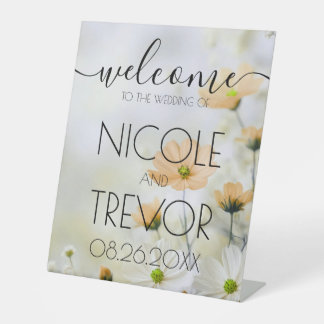 Aangepaste oranje delicate bloemen welkom bruiloft reclamebord met voetstuk
