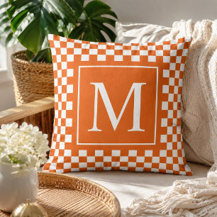 Aangepaste oranje geruite monogram beginletter kussen