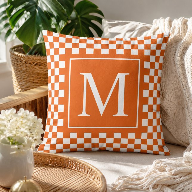 Aangepaste oranje geruite monogram beginletter kussen (Creator heeft geüpload)