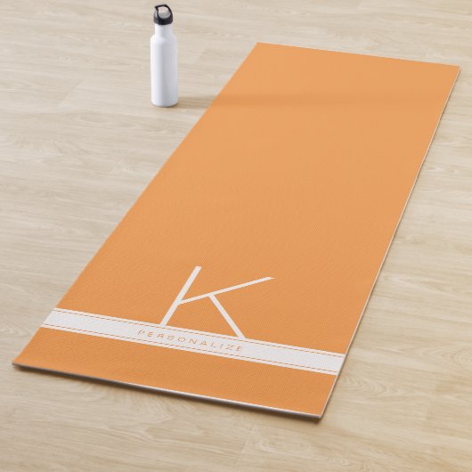 Aangepaste Oranje Stripe Monogram-naam Yogamat (In situ)