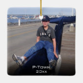 Aangepaste P-Town Provincetown Travel Photo Modern Keramisch Ornament (Achterkant)