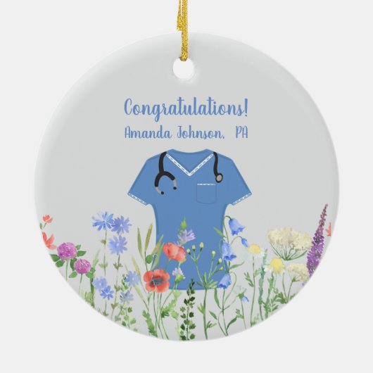 Aangepaste PA Physician Assistant Blue Scrubs Keramisch Ornament (Achterkant)