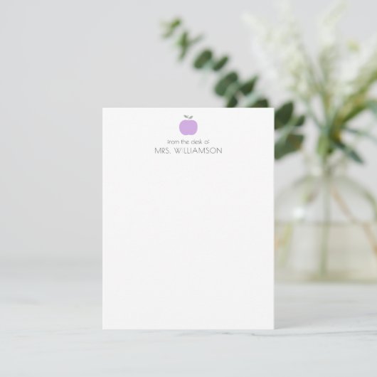 Aangepaste paarse appel van bureau van docent naam notitiekaartje (Staand voorkant)