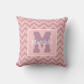Aangepaste Paarse roze Chevron Monogram naam Kussen (Voorkant)