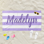 Aangepaste Paarse Striped Script-naam Strandlaken<br><div class="desc">Het gepersonaliseerde ontwerp van de handdoek van het strand kenmerkt douanetekst in modern paars manuscript dat met een voornaam of een familienaam tegen een patroon van witte strepen op een lichte paarse achtergrond kan worden gepersonaliseerd. De kleuren en de doopvontstijl kunnen volledig worden aangepast.</div>