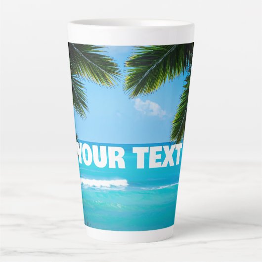 Aangepaste palmen op een strand latte mok (Voorkant)