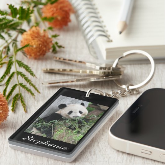 Aangepaste panda op zwarte rechthoekige achtergron sleutelhanger (Voorkant Rechts)