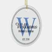 Aangepaste Pas getrouwd monogram blauw Keramisch Ornament (Rechts)