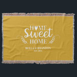 Aangepaste Pas getrouwd voor paren Deken<br><div class="desc">Een luie deken met de woorden Home Sweet Home en jouw naam en trouwdatum. Geef deze gele en witte deken een persoonlijk tintje voor een mooie bruiloft of verjaardagscadeau. Andere beschikbare kleuren. Ontworpen voor jou door Blackberry boulevard.</div>