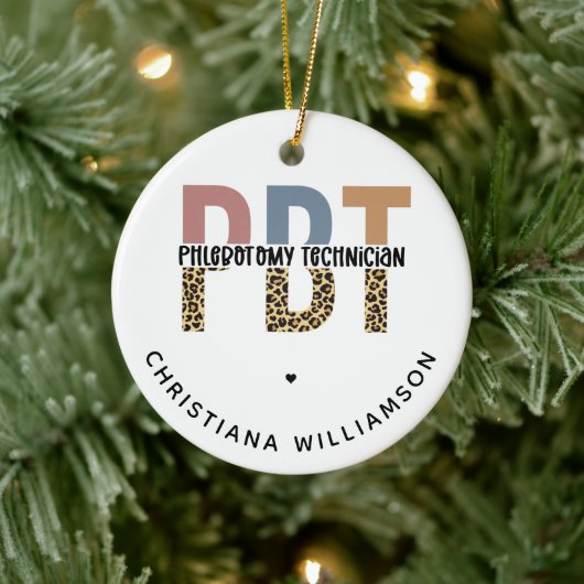 Aangepaste PBT Phlebotomie Technicus Leopard Print Keramisch Ornament (Boom)