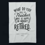 Aangepaste pensionering schoolleraar hoofdpensioen theedoek<br><div class="desc">Grappig gepensioneerd leraar gezegde dat is perfect voor het afscheid cadeau voor uw favoriete collega die een goed gevoel van humor heeft. Het gezegde op dit moderne gepensioneerde lerarencadeau luidt: "Hoe noem je een leraar die gelukkig is op maandag? Met pensioen." Voeg de naam van de leraar en het jaar...</div>