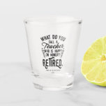Aangepaste pensionering van de hoofdschool in rust shot glas<br><div class="desc">Grappig gepensioneerd leraar gezegde dat perfect is voor het cadeau voor je favoriete collega die een goed gevoel voor humor heeft. Het gezegde op dit moderne cadeau voor gepensioneerden zegt: "Hoe noem je een leraar die gelukkig is op maandag? Gepensioneerd." Voeg de naam van de leraar en het jaar van...</div>