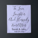 Aangepaste Periwinkle Paarse bruiloft rustieke rec Wandkleed<br><div class="desc">Aangepaste huwelijksreceptie Back Drop,  Gepersonaliseerde offerte Paar Naam Datum,  Ceremonie Achtergrond voor bruidegom,  om van lachen te houden en gelukkig,  ooit na Photo Booth Kalligrafie,  rustieke Photobooth Decoratie Hoofd Tafel,  Verlovingsfeest vrijgezellenfeest Prop,  Gepersonaliseerde welkomstbord Banner Decor,   Girly Bachelorette Hen Night,  Periwinkle Light bleke paarse bewegwijzering</div>