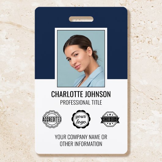 Aangepaste personeelskaart met bedrijfslogo in mar badge