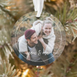 Aangepaste persoonlijke foto Eenvoudige liefdesquo Ornament<br><div class="desc">Cute romantic You & Me text, geschreven in een stijlvol elegant typografielettertype. Met optie om met foto van uw keus te personaliseren of aan te passen. Met optie om met foto van uw keus te personaliseren of aan te passen. Unieke naam, verjaardag, verjaardag, Valentijnsdag cadeau of kerstcadeau. Eenvoudig aan te...</div>