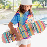 Aangepaste persoonlijke naam voor kleurrijke moder persoonlijk skateboard<br><div class="desc">Het kleurrijke Moderne Klantsbord van de Aangepaste Aangepersonaliseerde Naam kenmerkt uw gepersonaliseerde naam in moderne typografie op een kleurrijke gestreepte achtergrond in roze, blauw, oranje en wit. Personaliseer door de tekst in het verstrekte tekstvakje uit te geven. Geef een aangepast geschenk, een gepersonaliseerd skateboard aan je favoriete skateboarder voor Kerstmis,...</div>