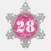 Aangepaste persoonlijke roze volleybalversiering tin sneeuwvlok ornament (Voorkant)