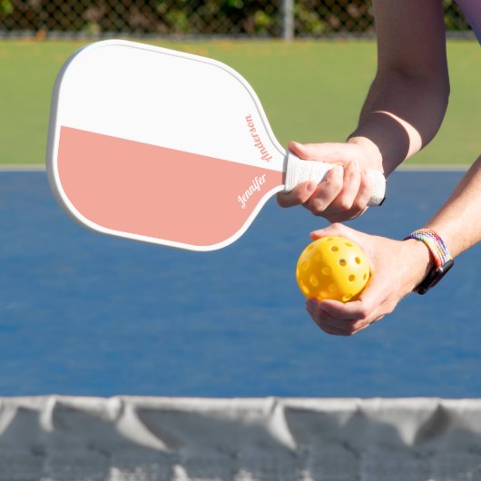 Aangepaste perzik en wit pickleball paddle (Insitu)