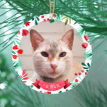 Aangepaste Pet Cat Photo Waterverf Botanicals Keramisch Ornament<br><div class="desc">In dit ontwerp kunt u een aangepaste huisdier kat foto of huisdier van elke soort toevoegen. Het ontwerp is voorzien van een rand van handbeschilderde waterverf bloemen in rood en groen en een rode banner waar u de naam van uw huisdier kunt toevoegen. Bekijk het hele bijpassende collectie.</div>