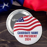 Aangepaste politieke kandidaat 2024 verkiezingscam ronde button 3,2 cm<br><div class="desc">politieke campagnekandidatenknoppen met de Amerikaanse vlag bovenop jouw tekst in rood,  wit en blauw. Voeg je keuze voor president of andere politieke kantoor toe aan de verkiezingen van 2024. Vette aangepaste tekst.</div>