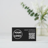 Aangepaste QR Code Business Logo Modern Black Visitekaartje (Staand voorkant)