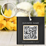 Aangepaste QR-codetekst Moderne zwarte witboeken Sleutelhanger<br><div class="desc">Upload een code QR, voeg tekst toe, en creëer gemakkelijk uw gepersonaliseerde sleutelhanger. Klik op BEWERKEN om de achtergrondkleur of tekstkleur te wijzigen. U kunt dit ONTWERP overdragen op andere Zazzle producten en het aanpassen om de meeste Zazzle punten te passen. De standaard design van Studio worden gemaakt in high-resolution...</div>
