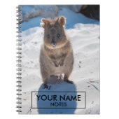 Aangepaste Quokka op het strand Notitieboek (Voorkant)