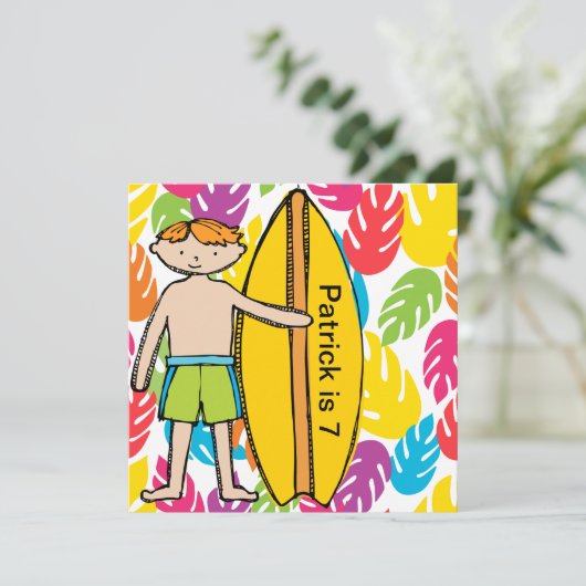 Aangepaste Redhead Boy Surfer Birthday nodigt uit Kaart (Staand voorkant)