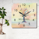 Aangepaste regenboogboom vierkante klok<br><div class="desc">Deze kleurrijke wandklok is versierd met een mozaïekfamilieboom in de kleuren van de regenboog op een waterverf achtergrond. Eenvoudig aan te passen met jouw naam. Omdat we ons eigen kunstwerk creëer,  zal je dit exacte afbeelding niet vinden van andere ontwerpers. Originele mozaïek en Waterverf © Michele Davies.</div>