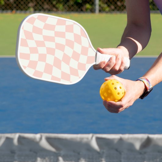 Aangepaste Retro Roze Geruit Pickleball Paddle Gif (Insitu)