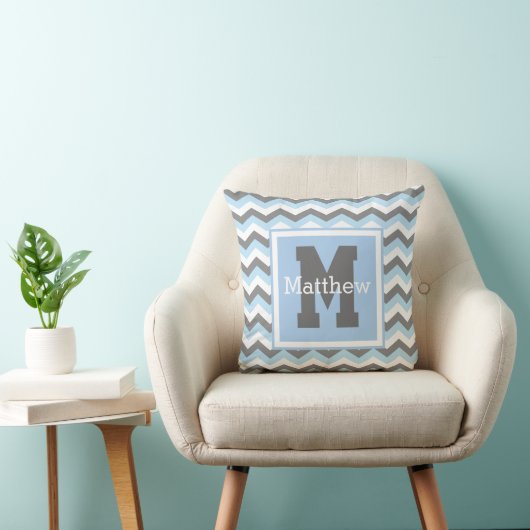 Aangepaste Rey Baby Blue White Chevron Monogram Na Kussen (Stoel)