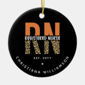 Aangepaste RN geregistreerde zenuwluipaard Typogra Keramisch Ornament (Voorkant)