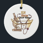 Aangepaste RN verpleegkundige Collage Keramisch Ornament<br><div class="desc">Aangepaste RN verpleegkundige Collage Ornament door ArtMuvz Illustratie. matching geregistreerde Nurse t-shirts, aangepaste verpleegkundigen ornamenten, gepersonaliseerde verpleegkundige ornamenten, Nursing school afstudeerder kleding, RN Verpleegkundigen geschenken. Nurse shirt, Nurse Practitioner geschenken en Nurse kleding. Om jouw naam toe te voegen of tekst toe te voegen. Pas dit verpleegkundige ornament aan om het...</div>