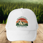 Aangepaste road trip of berg familie reünie trucker pet<br><div class="desc">Deze geweldige  zonsondergang boven rotsachtige bergen in natuur maakt een groot afbeelding voor een reeks aangepaste petten voor een familiereünie,  een roadtrip of een zomervakantie. Herdenk de gelegenheid met bijpassende petten voor moeder,  vader,  broer en zus. Voeg je eigen achternaam en het jaartal toe met onze personalisatietool in jagersgroen.</div>