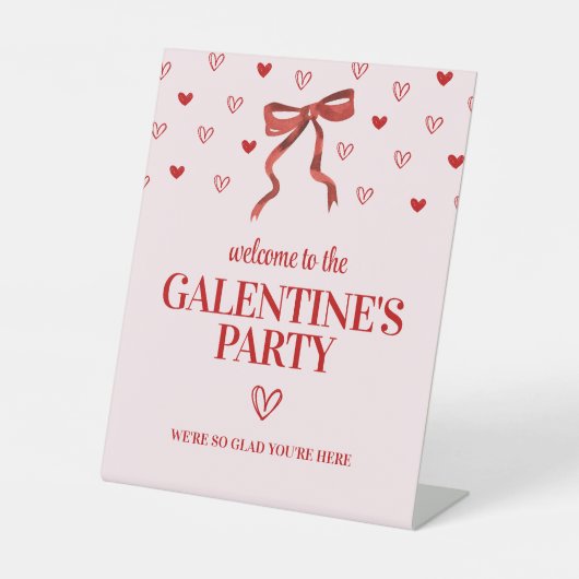 Aangepaste Rode Boog Galentijn's Day Party Welkoms Reclamebord Met Voetstuk (Voorkant)