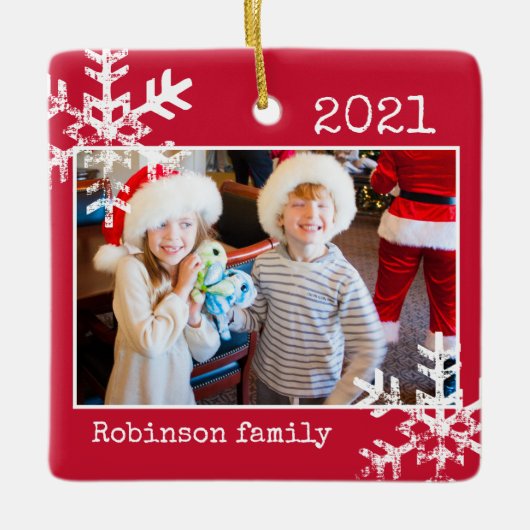 Aangepaste rode foto-rand witte sneeuwvlokken fees keramisch ornament (Voorkant)