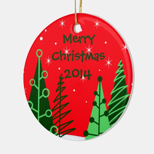 Aangepaste rode kerstbomen, versierd met datum keramisch ornament (Links)