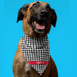 Aangepaste Rode Naam op Houndstooth Patroon Pet Bandana<br><div class="desc">Gedrukt aan één kant, zwart-wit houndstooth patroon bandana met hondennaam op een rode band. Twee maten beschikbaar: 18 "x18" (kinderen, kleine honden) en 22 "x22" (volwassen, grote honden). Wijzig eenvoudig uw naam met behulp van de meegeleverde Sjabloon. Lichte stof die goed ademt en snel droogt. 100% gesponnen polyester. Zie "Over...</div>