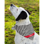 Aangepaste Rode Naam op Houndstooth Patroon Pet Bandana<br><div class="desc">Gedrukt aan één kant, zwart-wit houndstooth patroon bandana met hondennaam op een rode band. Twee maten beschikbaar: 18 "x18" (kinderen, kleine honden) en 22 "x22" (volwassen, grote honden). Wijzig eenvoudig uw naam met behulp van de meegeleverde Sjabloon. Lichte stof die goed ademt en snel droogt. 100% gesponnen polyester. Zie "Over...</div>