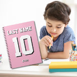 Aangepaste Roze Achternaam Sport Jersey Nummer Notitieboek<br><div class="desc">Naam,  nummer en slagschaduw zijn aanpasbaar,  zodat u een sportief uitziend en toch handig notitieboek kunt maken dat uniek is en overeenkomt met uw favoriete sportteamkleuren of kamerinrichting. Roze achtergrond.</div>