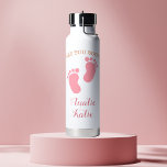Aangepaste roze Baby naam Tot ziens Waterfles<br><div class="desc">Vier de verwachting van de komst van een baby meisje met deze schattige gepersonaliseerde waterfles! Met roze baby-voetafdrukken en de uitdrukking "See You Soon" bevat dit ontwerp aangepaste tekst voor een speciale tante,  oma of geliefde. Een hartverwarmend geschenk voor zwangerschapsaankondigingen,  baby showers of familie op lange afstand.</div>