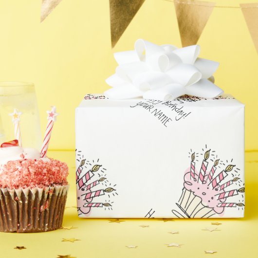 Aangepaste roze cupcake met verjaardagskandelaars  cadeaupapier (Verjaardagsfeest)