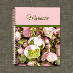 Aangepaste roze en olijfolie Hellebore Planner<br><div class="desc">Dit monogramme ontwerp is voorzien van een roze en groene hellebore (soms aangeduid als hellebores of heliabore) met een roze kleurblok aan de rand van de olijfboom. Uw naam of de naam van uw ontvanger wordt geschreven in een manuscriptdoopvont in olijf in het roze blok van kleur. Het genus Helleborus...</div>