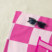 Aangepaste roze en witte geruite naam strandlaken (In situ)