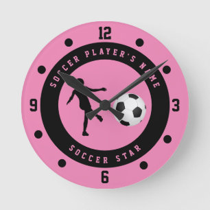 Aangepaste roze en zwarte meisjes-voetbalster-spel ronde klok